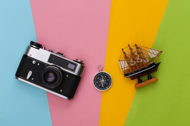 Boussole, bateau et appareil photo