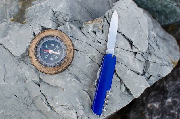 Boussole et couteau de survie sur pierre de granitOutil de survie