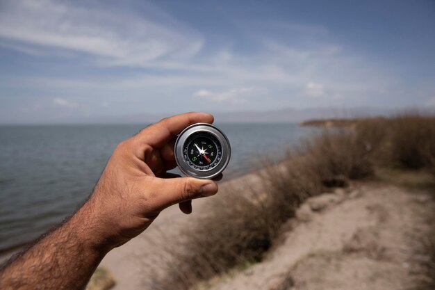 boussole dans la main de l'homme nature fond