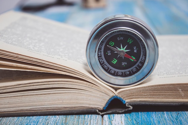 Boussole et livre sur la table