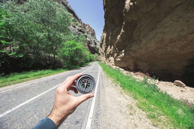 Boussole de main d'homme dans la route