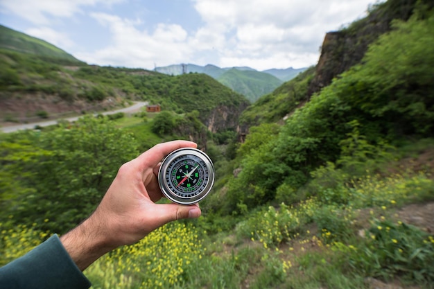 Boussole de main d'homme en nature