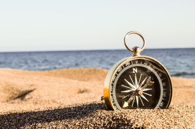 Photo la boussole sur la plage de sable