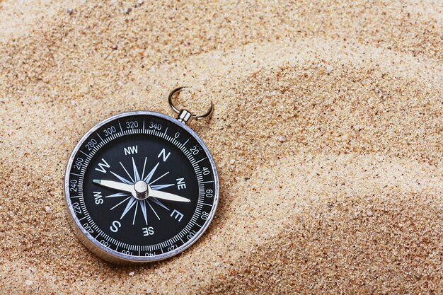 Boussole sur le sable chaud