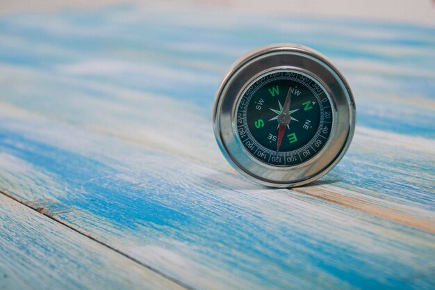 Boussole sur une table en bois bleue