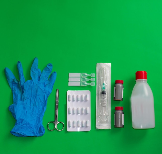 Photo une bouteille d'alcool, des gants d'hygiène et une seringue