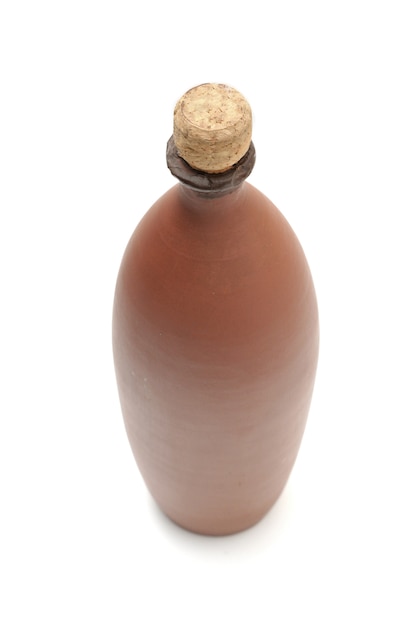 Photo bouteille d'argile avec vigne isolée