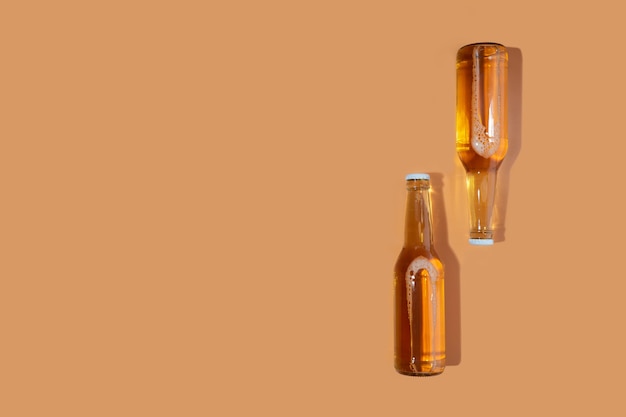 Une bouteille de bière artisanale sur fond beige. Journée internationale de la bière ou concepts Octoberfest.Se reposer et boire de la bière après une dure journée de travail à la maison.Couleurs minimalistes sur une photo. Espace de copie