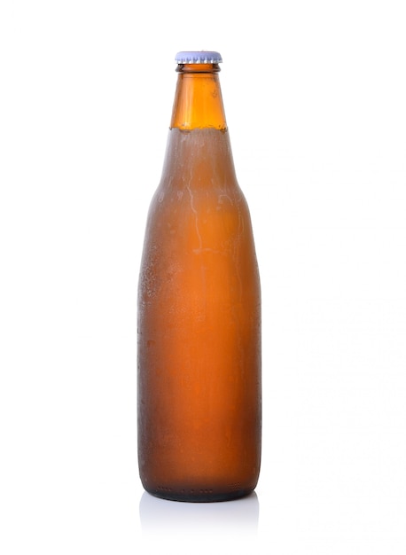 Bouteille de bière sur blanc isolé