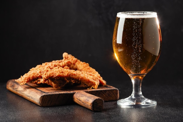 Bouteille de bière et différentes collations sur une table en bois rustique Vue de dessus