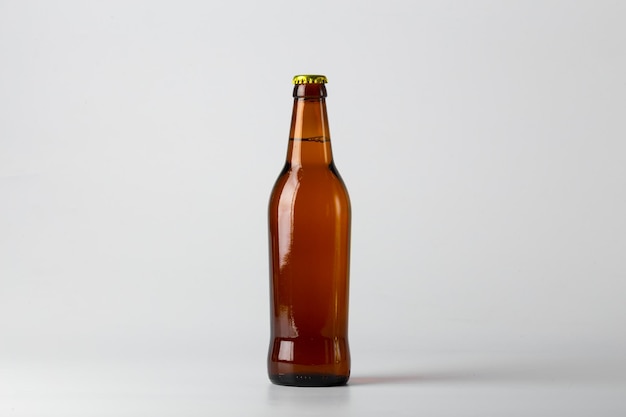 Bouteille De Bière Sur Fond Blanc