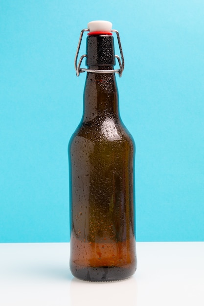 Bouteille de bière sur fond bleu