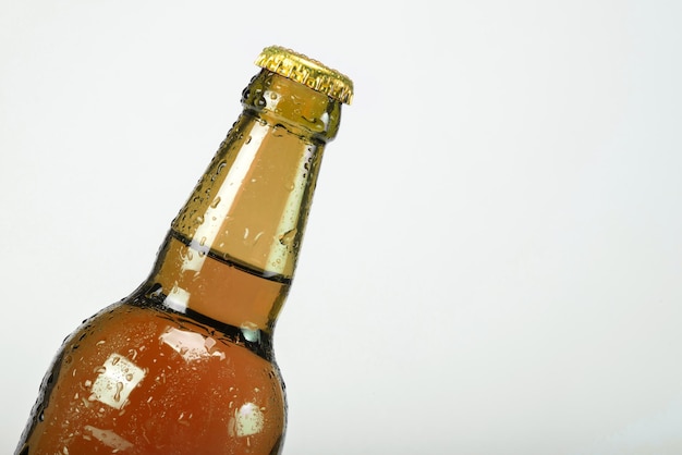 La bouteille de bière sur fond gris est fermée Boissons à faible teneur en alcool