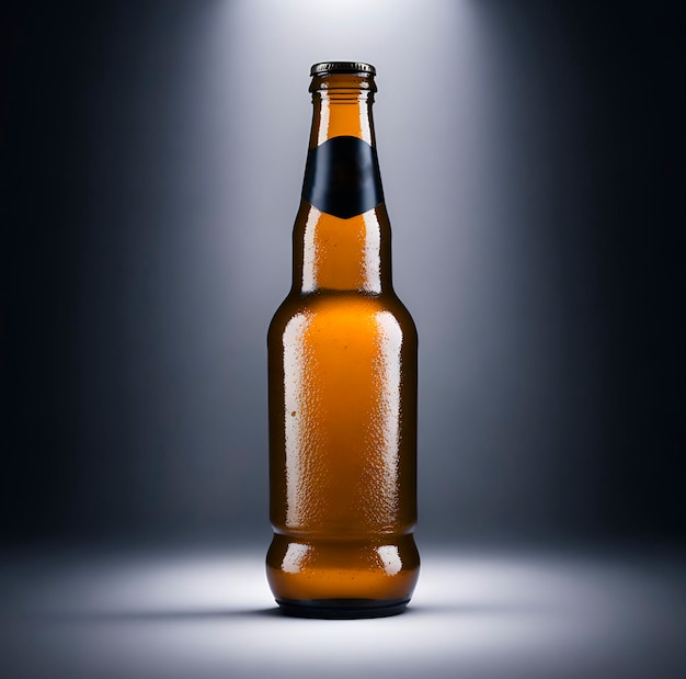 Une bouteille de bière avec une lumière sur le dessus