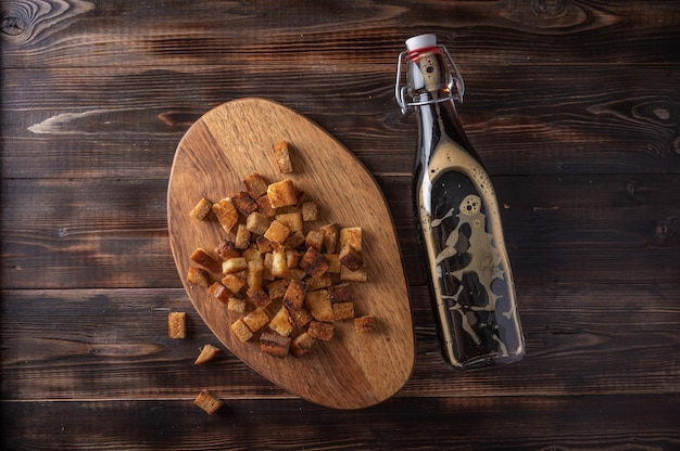 Bouteille de bière noire avec du pain