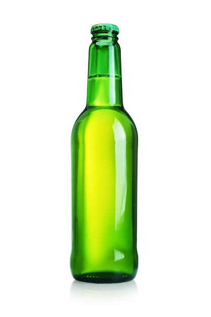 Bouteille de bière sans étiquette isolée. Verre vert