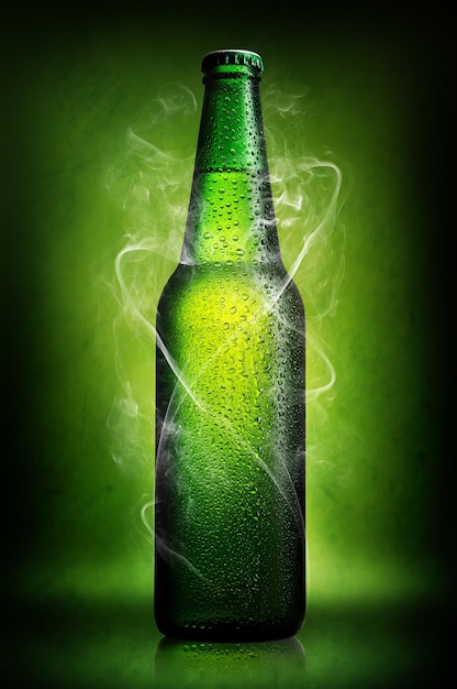 Bouteille de bière verte sur fond vert