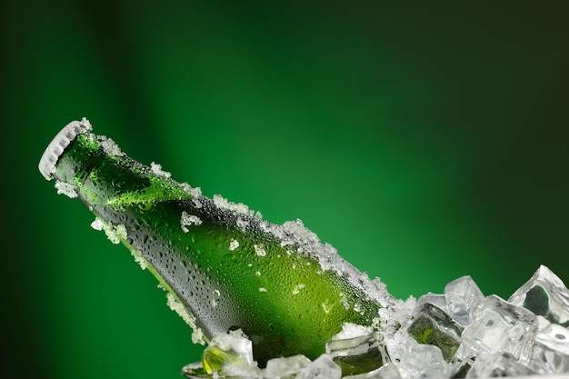 Bouteille de bière verte froide