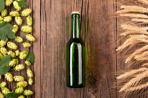 Bouteille de bière vue de dessus avec des ingrédients