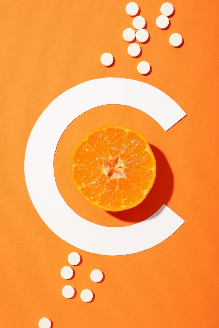 Photo bouteille de biosupplément de vitamine c sur fond clair