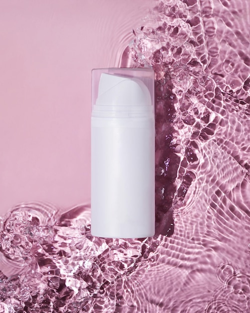 Photo bouteille blanche comme maquette pour la conception de votre produit cosmétique