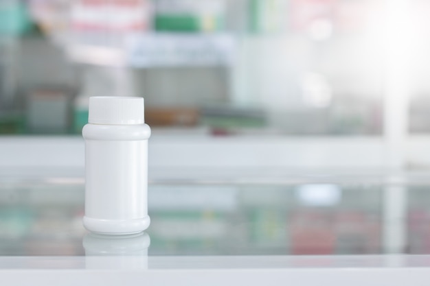 Une bouteille blanche contient une pilule dans une pharmacie