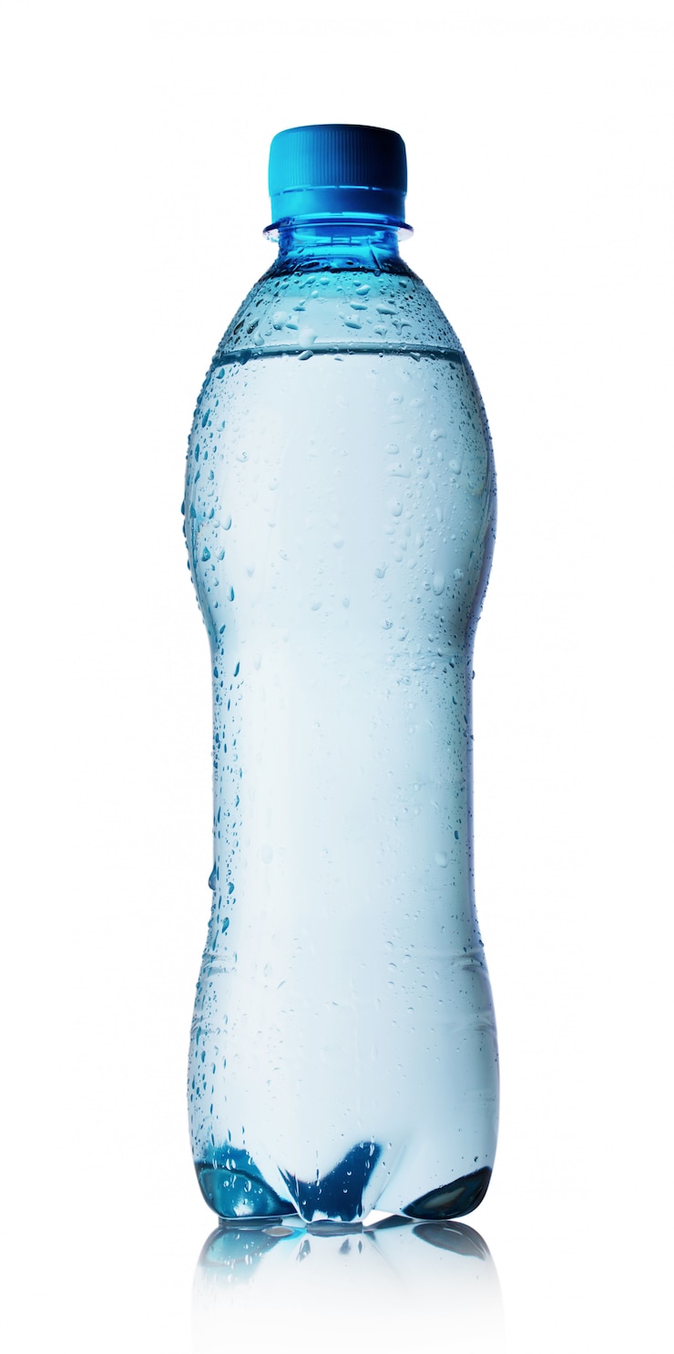Photo bouteille bleue d'eau pure avec des gouttes