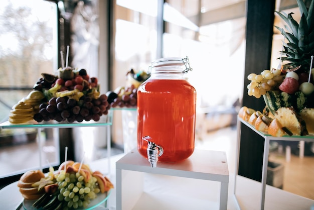 Une bouteille de boisson fraîche sur la table de mariage Traiteur servisex9