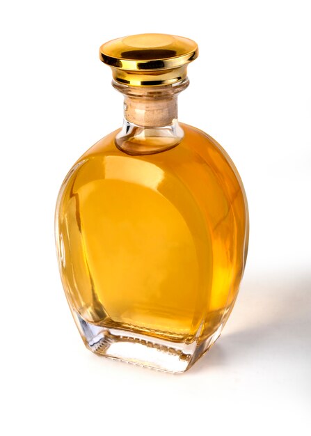 Bouteille de brandy isolée