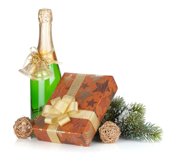 Bouteille de champagne, coffret cadeau de noël, décor et sapin. Isolé sur fond blanc