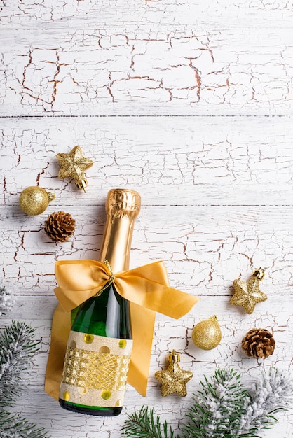 Bouteille de champagne dans une enveloppe dorée