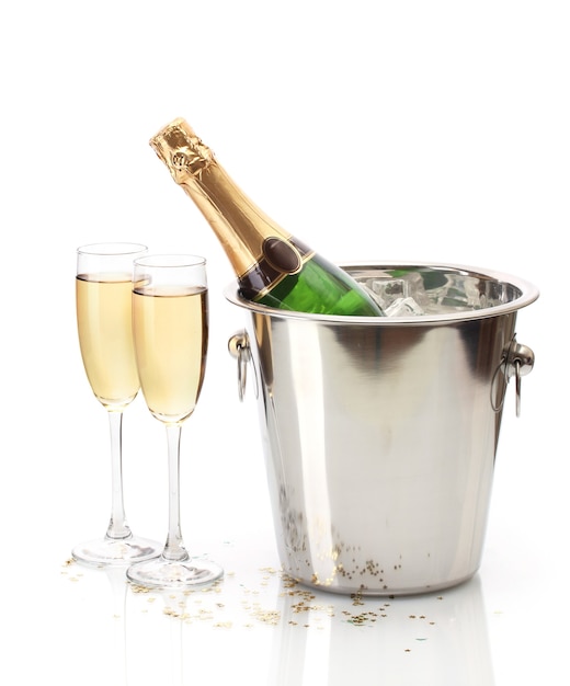 Photo bouteille de champagne dans un seau avec de la glace et des verres de champagne, isolé sur blanc