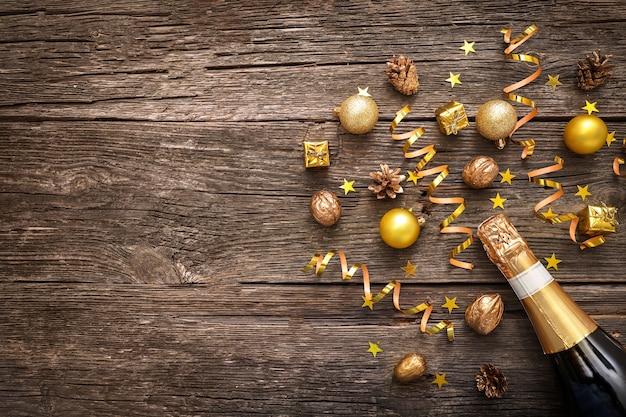 Bouteille de champagne avec des décorations de Noël sur bois