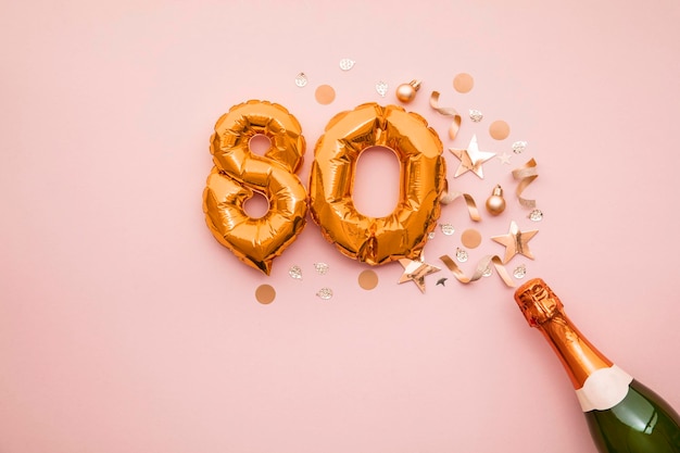 Bouteille de champagne joyeux e anniversaire avec ballon numéro d'or