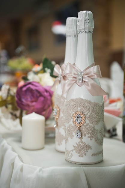 Une bouteille de champagne de mariage sur la table de fête 3174