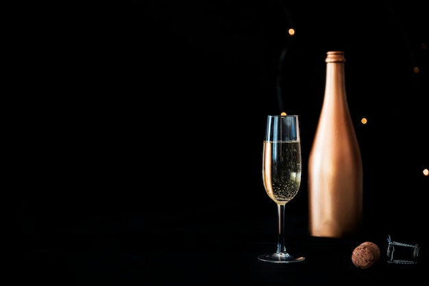 Bouteille de champagne avec verre