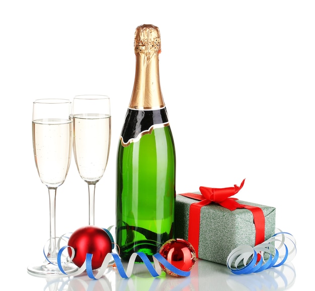 Bouteille de champagne avec des verres et des boules de Noël isolated on white