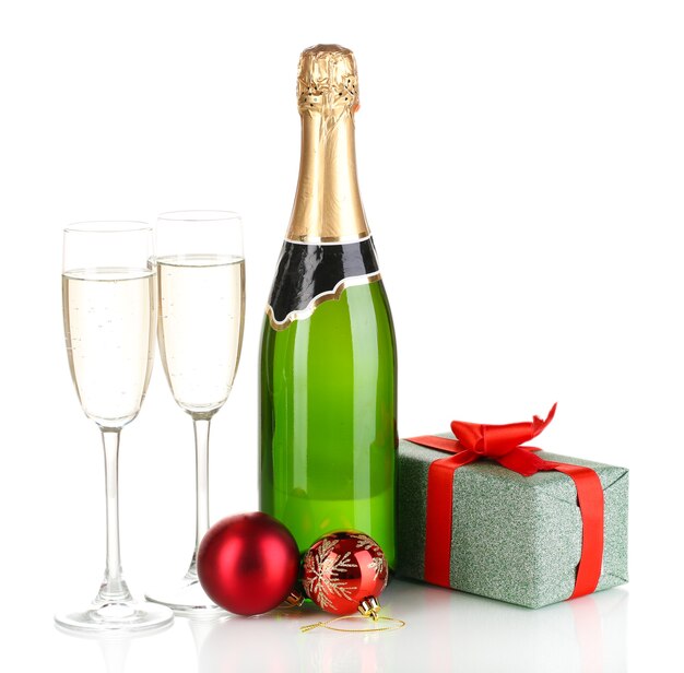 Bouteille de champagne avec des verres et des boules de Noël isolated on white