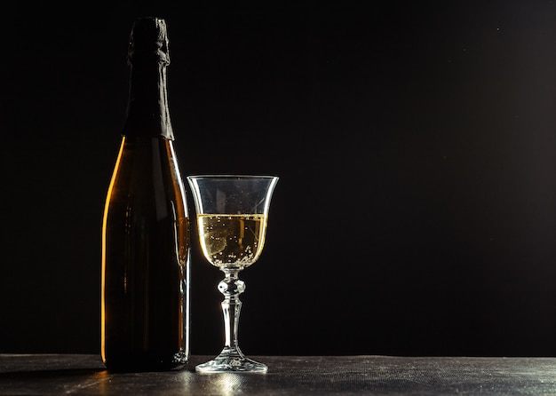 Bouteille de champagne et verres sur noir