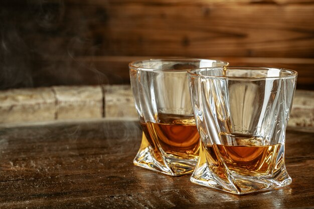 Une bouteille de cognac et de verre sur un bois marron. Cognac