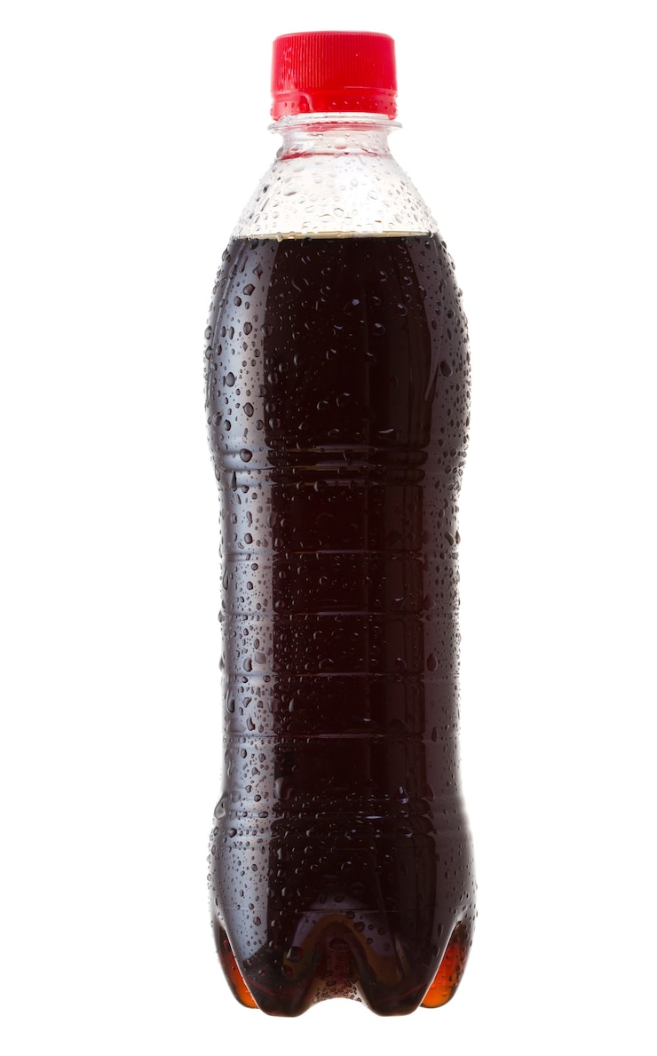 Photo bouteille avec cola sur fond blanc