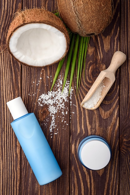 bouteille cosmétique et crème avec noix de coco ouverte