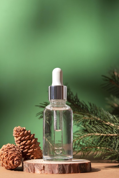 Bouteille cosmétique entre les branches de sapin et les pommes de pin Cosmétique de soins de la peau