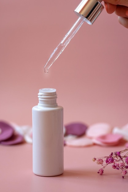 bouteille cosmétique sur fond rose