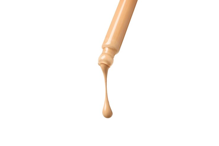 Photo bouteille cosmétique png et goutte de fond de teint isolée sur fond blanc