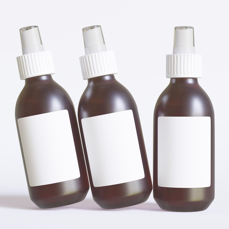 Photo bouteille de cosmétique en pulvérisation sur fond blanc