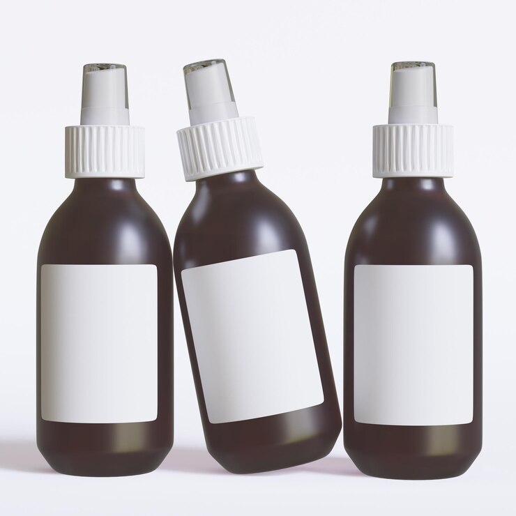 Photo bouteille de cosmétique en pulvérisation sur fond blanc