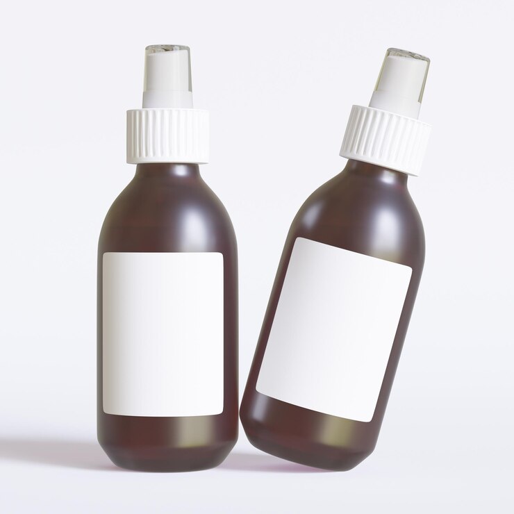 Photo bouteille de cosmétique en pulvérisation sur fond blanc