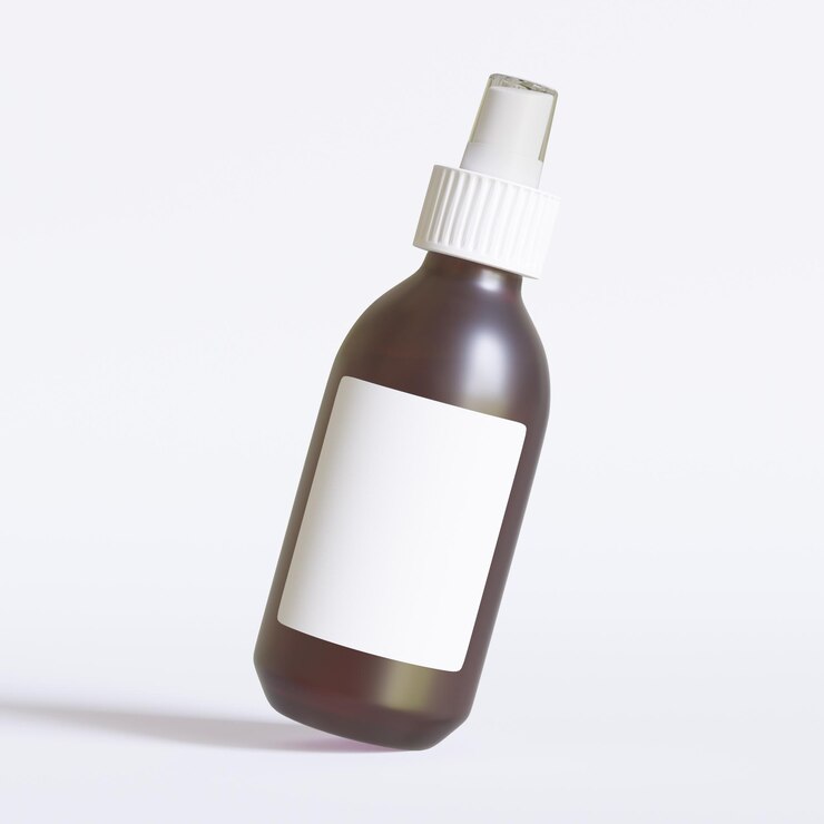 Photo bouteille de cosmétique en pulvérisation sur fond blanc
