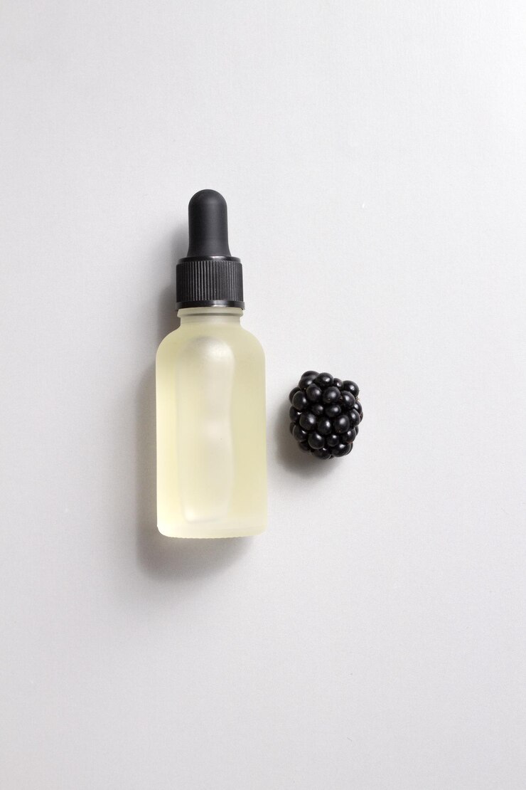 Bouteille cosmétique de sérum et de mûres Huiles essentielles emballage design sérum de collagène pour la beauté